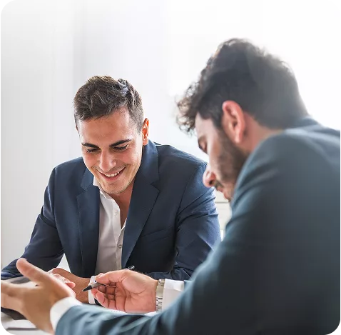 Illustration d'une discussion autour de la stratégie commerciale.