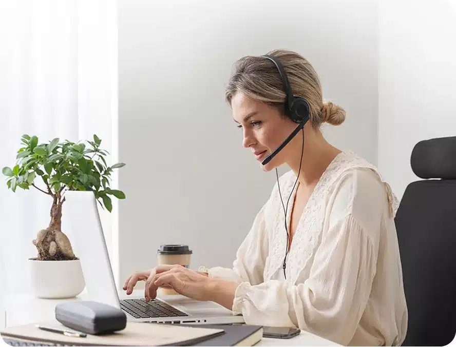 Illustration d'une assistante des ventes travaillant pour un client à distance.