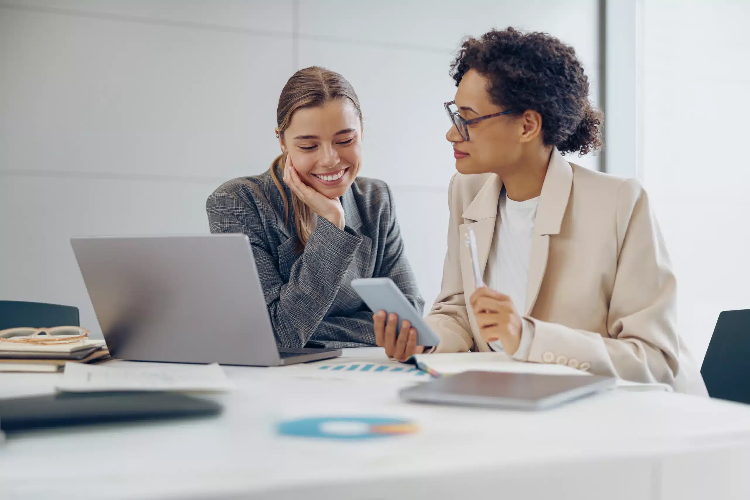 Deux femmes qui discutent de l'aspect commercial de l'entreprise.