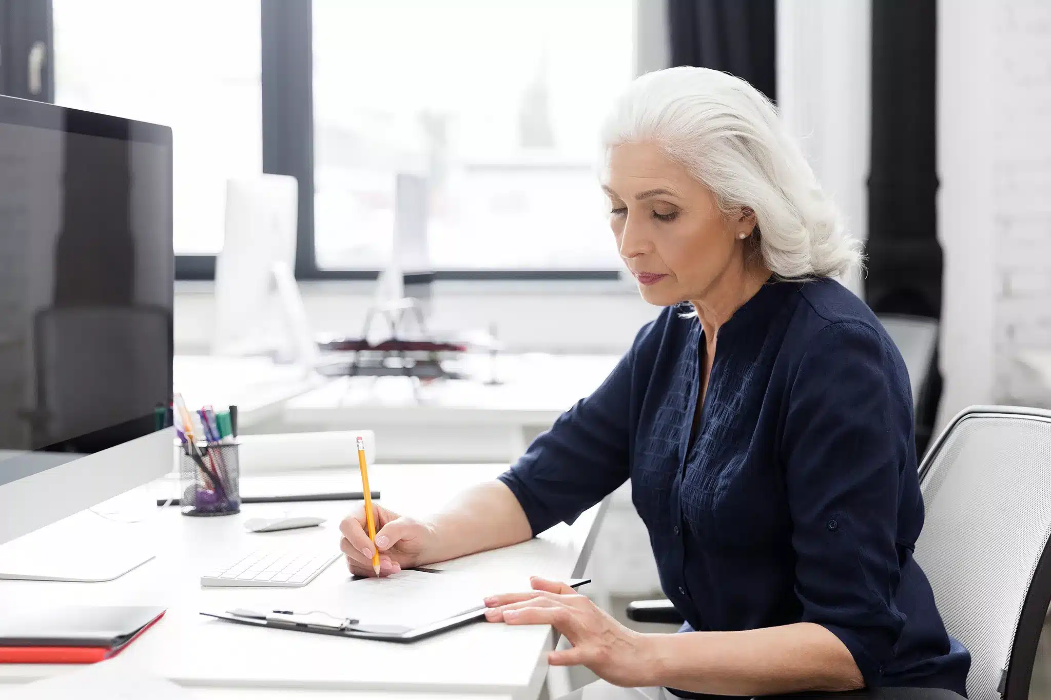 Une manager qui travaille à son bureau