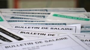 Documents de paie empilés.