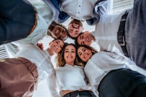 Groupe de personnes souriantes ensemble.