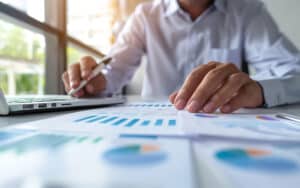 Homme travaillant sur des graphiques