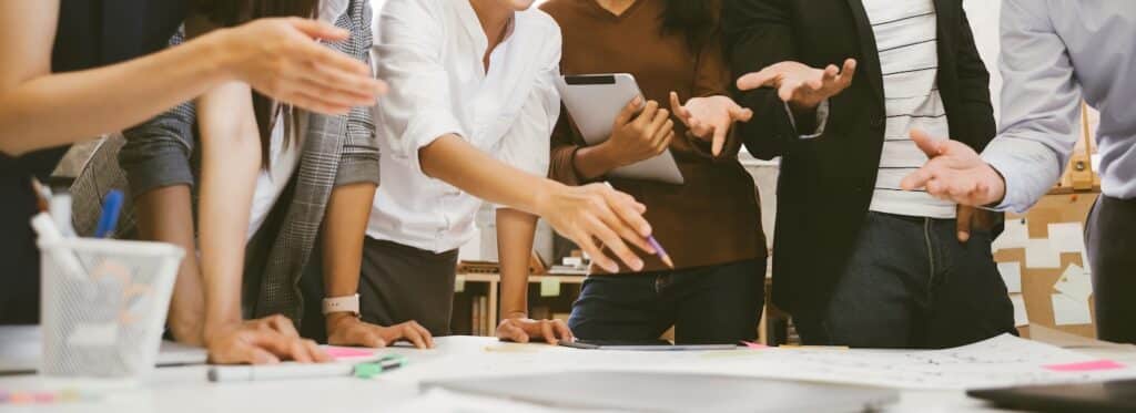 Cadre Experteasy au travail avec une équipe de PME