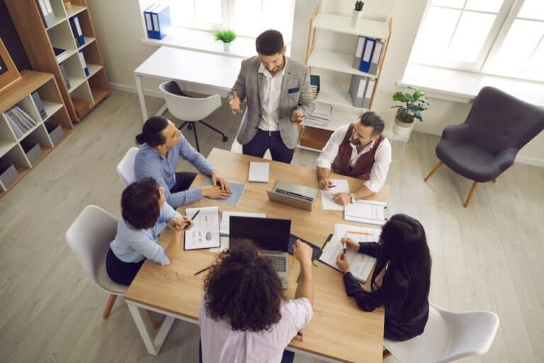Équipe commerciale au travail