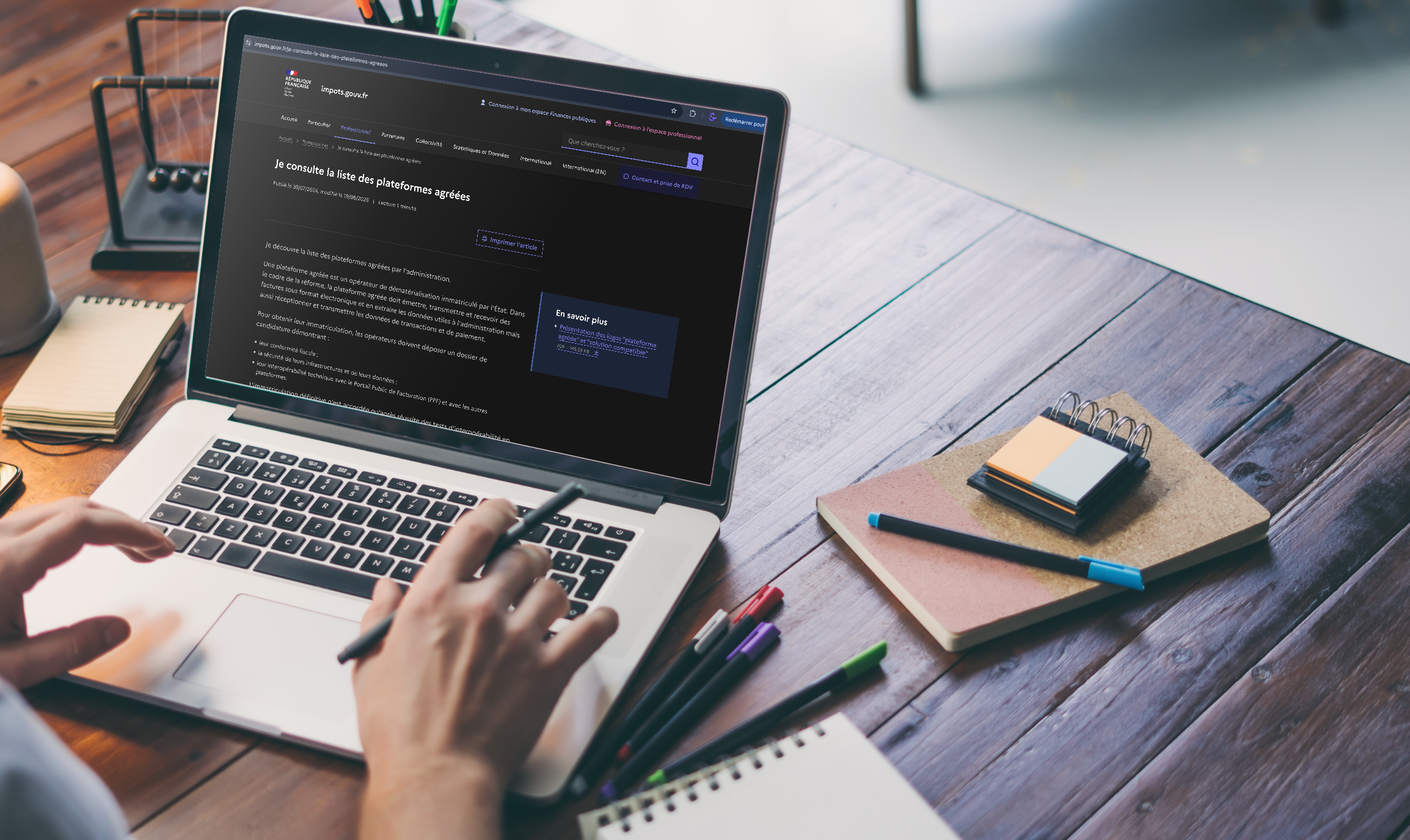 Écran d'ordinateur affichant l'interface de vérification de la liste officielle des plateformes immatriculées sur impots.gouv.fr